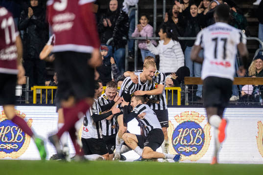 Landskronas Melker Heier jublar med lagkamrater