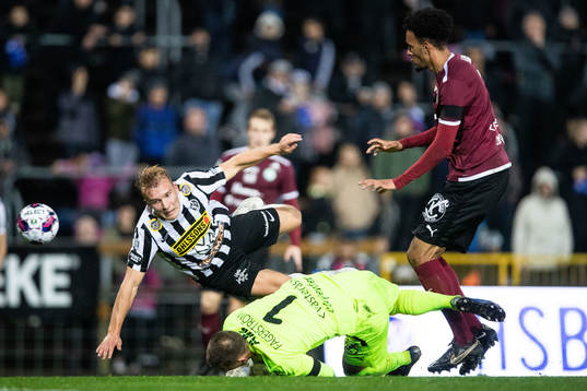 Landskronas Edvin Dahlqvist kolliderar med Västerås SKs