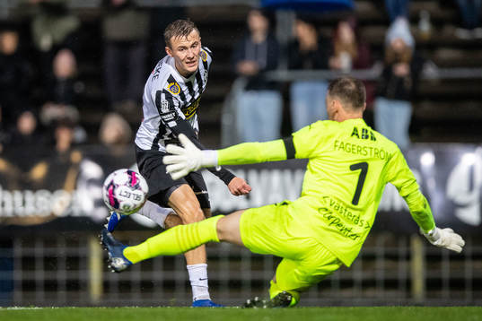 Landskronas Melker Heier och Västerås SKs målvakt Anton