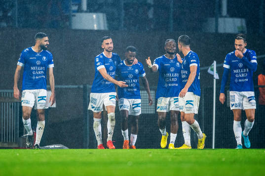 Trelleborgs Simon Amin jublar med lagkamraterna