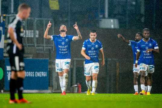 Trelleborgs Simon Amin jublar med lagkamraterna