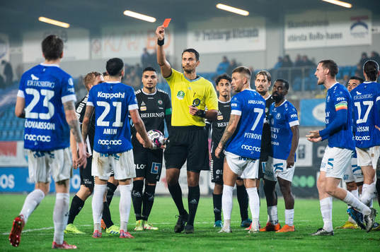 Trelleborgs Simon Amin tilldelas rött kort av Domare Adi