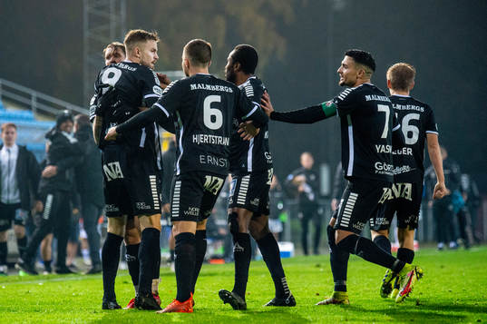 Örebros Erik Björndahl jublar med lagkamraterna
