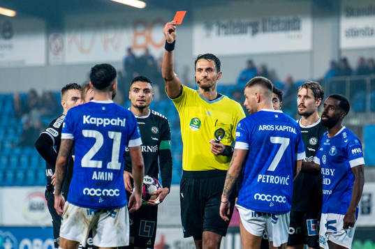 Trelleborgs Simon Amin får rött kort av domare Adi