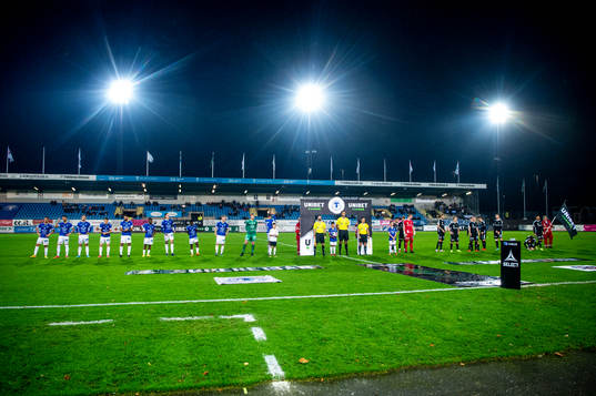 Lagen ställer upp på Vångavallen innan fotbollsmatchen i