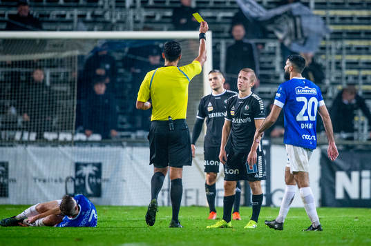 Örebros David Seger får gult kort av domare Adi Aganovic