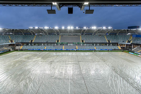 Plast på planen innan fotbollsmatchen i Allsvenskan mellan