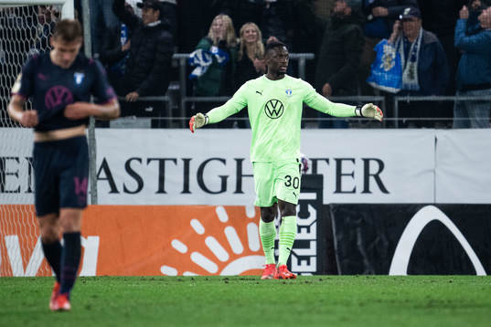 Malmö FFs målvakt Ismael Diawara deppar