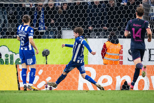 IFK Göteborgs Gustaf Norlin gör 1-1 i tom målbur