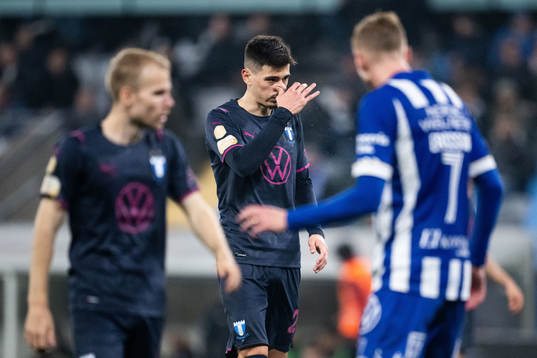 Malmö FFs Dennis Hadzikadunic deppar