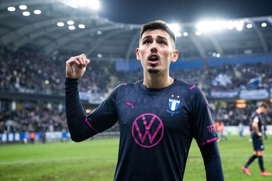 Malmö FFs Dennis Hadzikadunic pratar med supportrar