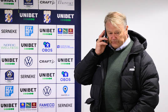 Malmö FFs tränare Åge Hareide pratar i telefon på en