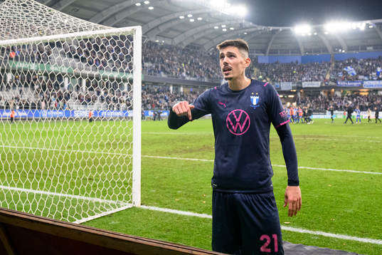 Malmö FFs Dennis Hadzikadunic pratar med supportrarna