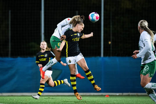 Hammarbys Madelen Janogy och AIKs Agnes Nyberg