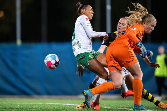 Hammarbys Madelen Janogy mot AIKs målvakt Milla-Maj