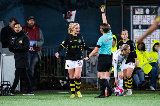 AIKs Wilma Ljung Klingwall tilldelas gult kort av Domare