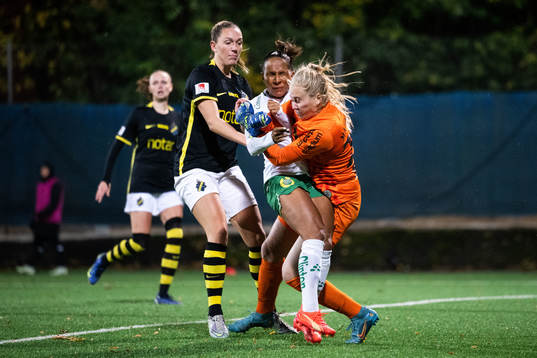 Hammarbys Madelen Janogy och AIKs målvakt Milla-Maj
