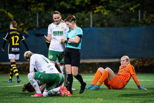 AIKs målvakt Milla-Maj Majasaari har ont
