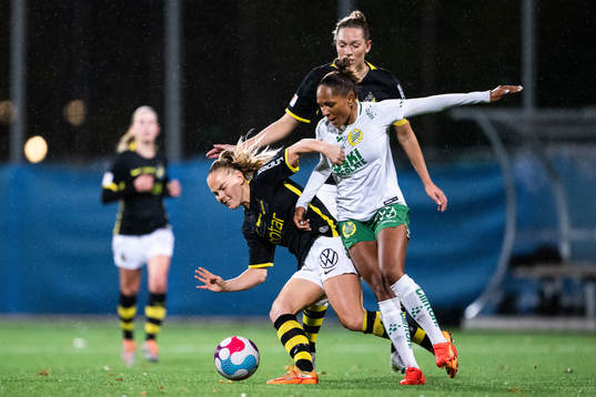 AIKs Agnes Nyberg och Jennie Nordin mot Hammarbys Madelen