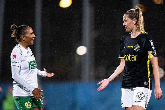 Hammarbys Madelen Janogy diskuterar med AIKs Jennie Nordin
