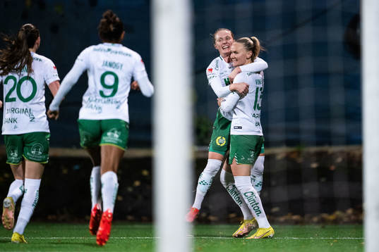 Hammarbys Matilda Vinberg jublar med Emilia Larsson