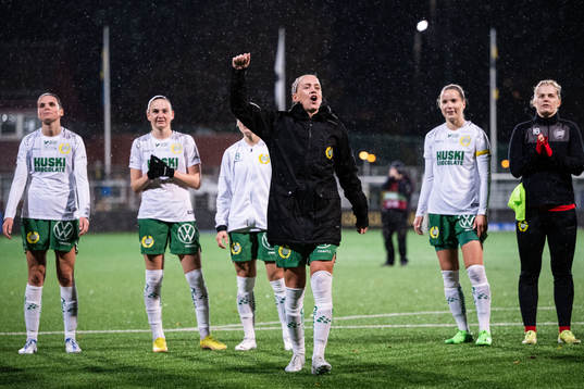 Hammarbys Elsa Karlsson jublar med supportrar