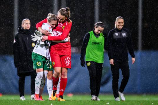 Hammarbys Emilia Larsson och målvakt Anna Tamminen jublar