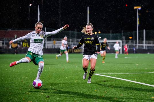 Hammarbys Emilia Larsson och AIKs Allison Aaricka Maclaren