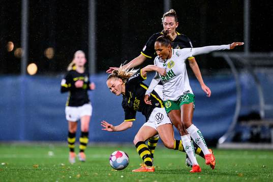 AIKs Agnes Nyberg och Jennie Nordin mot Hammarbys Madelen
