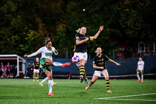 Hammarbys Madelen Janogy och AIKs Jennie Nordin