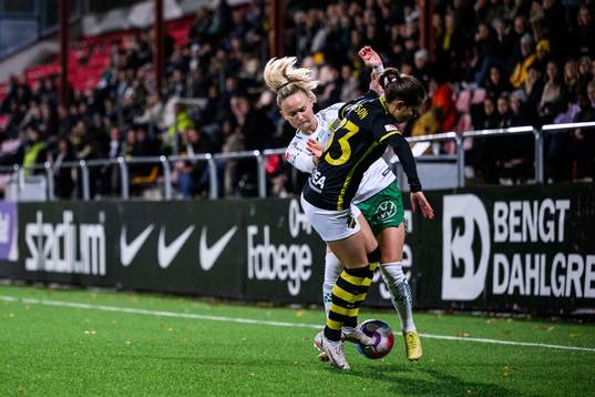 Hammarbys Matilda Vinberg och AIKs Julia Olsson