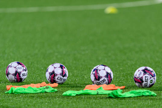 Fotbollar före fotbollsmatchen i Superettan mellan