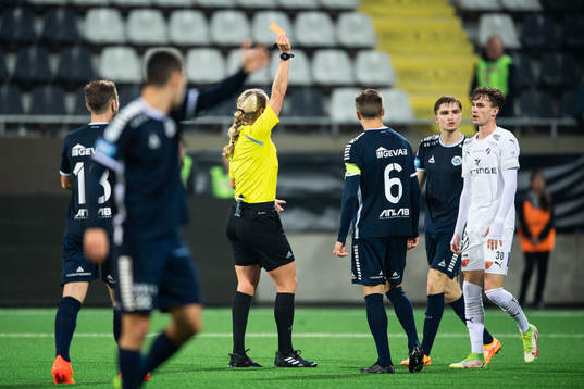 Halmstads Alexander Johansson tilldelas rött kort av