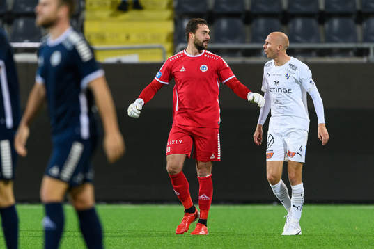 Utsiktens målvakt Mikica Gjorgievski och Halmstads Andreas