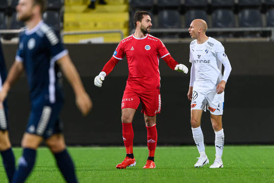 Utsiktens målvakt Mikica Gjorgievski och Halmstads Andreas