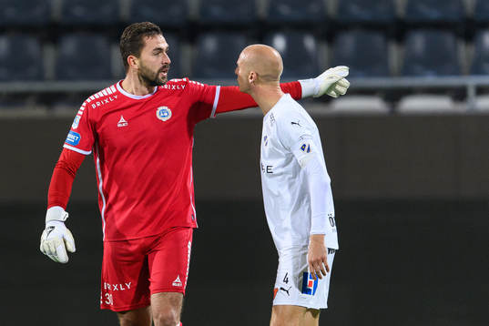 Utsiktens målvakt Mikica Gjorgievski och Halmstads Andreas
