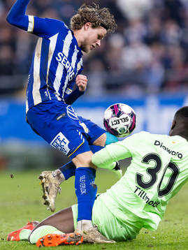 IFK Göteborgs Gustaf Norlin tar sig förbi Malmö FFs