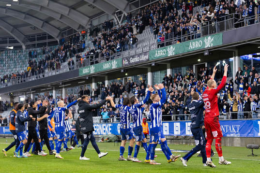 IFK Göteborgs spelare jublar och tackar publiken