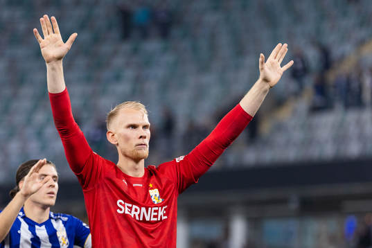 IFK Göteborgs Pontus Dahlberg jublar och tackar publiken