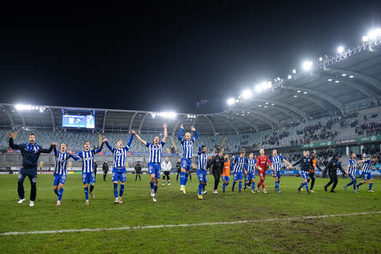 IFK Göteborgs spelare jublar och tackar publiken