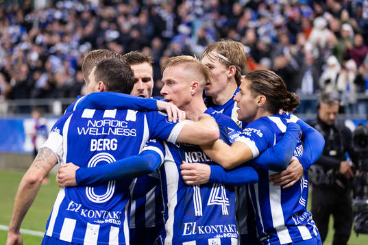 IFK Göteborgs Gustaf Norlin jublar med lagkamrater