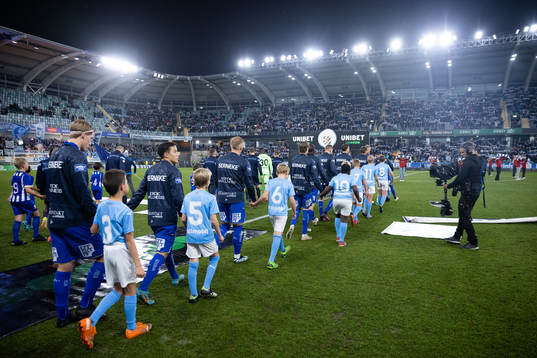 Lagen på väg in för line up innan  fotbollsmatchen i