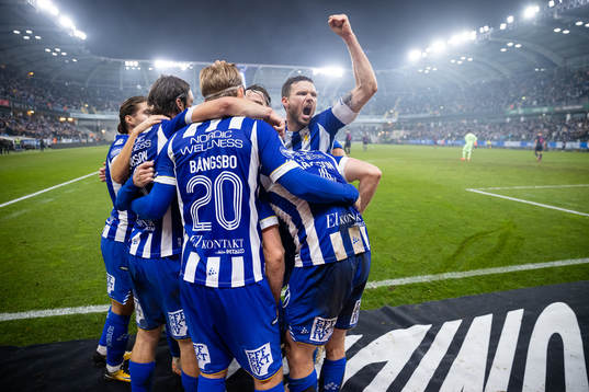 IFK Göteborgs Carl Johansson jublar med lagkamrater