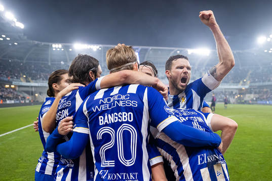 IFK Göteborgs Carl Johansson jublar med lagkamrater