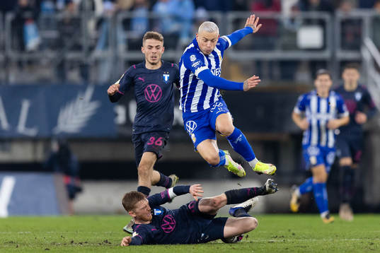 Malmö FFs Anders Christiansen glidtacklar IFK Göteborgs