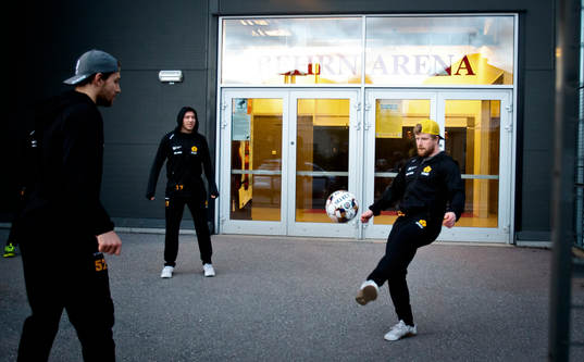 Skellefteås spelare värmer upp