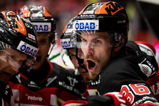 Örebros Emil Larsson jublar