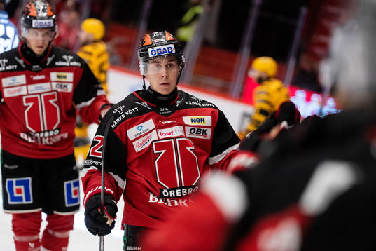 Örebros Robert Leino jublar