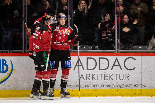 Örebros Filip Berglund jublar ihop med Gustav Backström