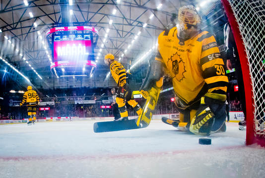 Skellefteås målvakt Gustaf Lindvall deppar vid 4-3